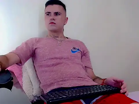 Snapshot of Sebastian_Loaiza chatting on November 28, 2025, 11:16 pm Sebastian Loaiza online show from November 28, 2025, 11:16 pm