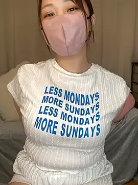 reika33 online show from April 22, 2026, 2:51 am