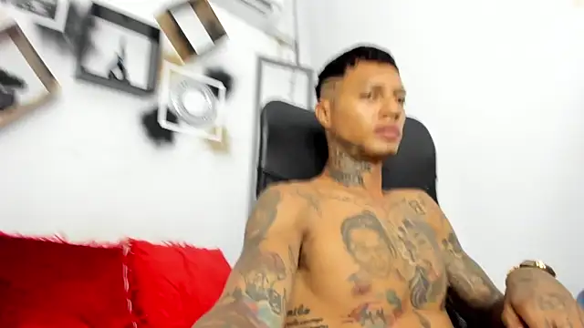 Snapshot of YuleimysAndAlex chatting on November 24, 2025, 3:28 am YuleimysAndAlex online show from November 24, 2025, 3:28 am