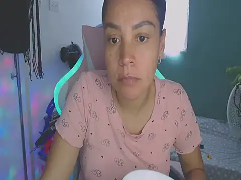 Snapshot of shayna_cute chatting on July 23, 2026, 9:33 pm shayna cute online show from July 23, 2026, 9:33 pm