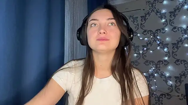 Snapshot of TwotyBright chatting on December 5, 2025, 1:10 pm TwotyBright online show from December 5, 2025, 1:10 pm