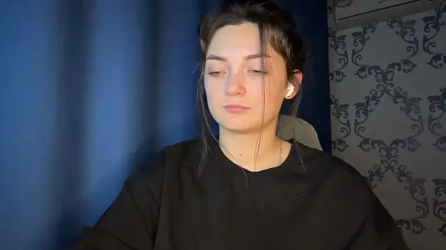 Snapshot of TwotyBright chatting on November 25, 2025, 4:18 pm TwotyBright online show from November 25, 2025, 4:18 pm