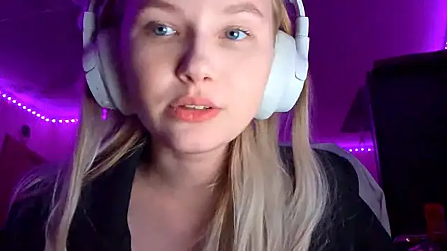 KarinRobertson online show from December 1, 2025, 6:31 pm