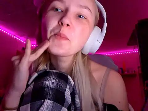 KarinRobertson online show from November 30, 2025, 3:24 pm