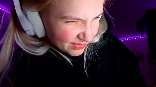 KarinRobertson online show from November 23, 2025, 6:29 pm