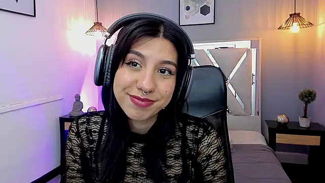 zoe-moreau online show from April 13, 2026, 7:18 pm