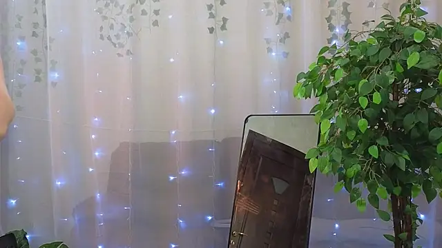 Mila wxw online show from November 10, 2025, 12:10 pm