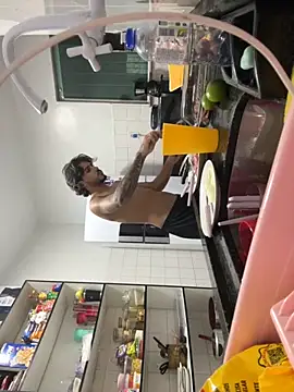 meninadeparis online show from November 14, 2025, 11:30 pm