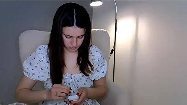 KiraHoney online show from April 18, 2026, 8:31 pm