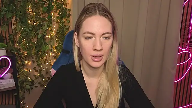 Snapshot of TonyaReid chatting on December 14, 2025, 9:59 am TonyaReid online show from December 14, 2025, 9:59 am