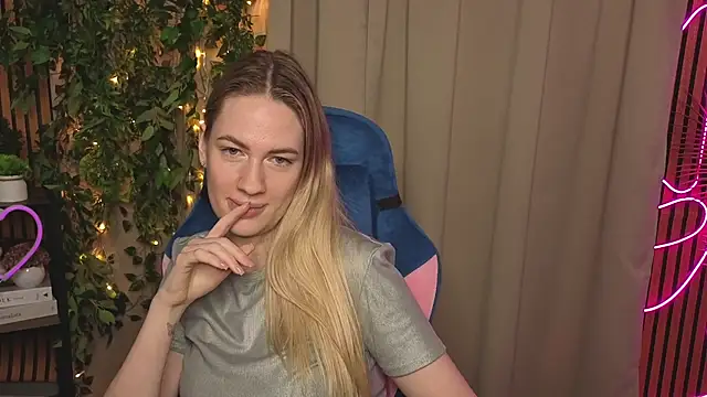 Snapshot of TonyaReid chatting on December 13, 2025, 8:04 pm TonyaReid online show from December 13, 2025, 8:04 pm