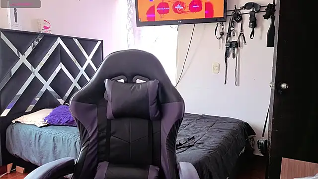 Zooee 01 online show from December 4, 2025, 4:06 pm