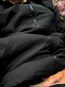 Snapshot of perr8886 chatting on December 15, 2025, 6:03 pm perr8886 online show from December 15, 2025, 6:03 pm