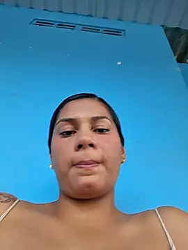 lapicarona18 online show from November 19, 2025, 3:45 pm