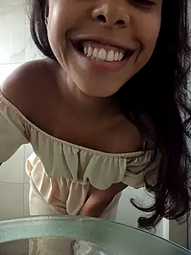 Snapshot of Morenaizzy chatting on November 7, 2025, 4:22 pm Morenaizzy online show from November 7, 2025, 4:22 pm