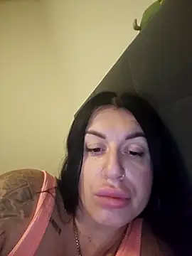 Snapshot of Julianneloreen chatting on November 5, 2025, 12:14 am Julianneloreen online show from November 5, 2025, 12:14 am