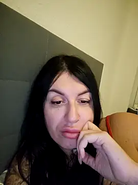 Snapshot of Julianneloreen chatting on November 5, 2025, 5:05 pm Julianneloreen online show from November 5, 2025, 5:05 pm