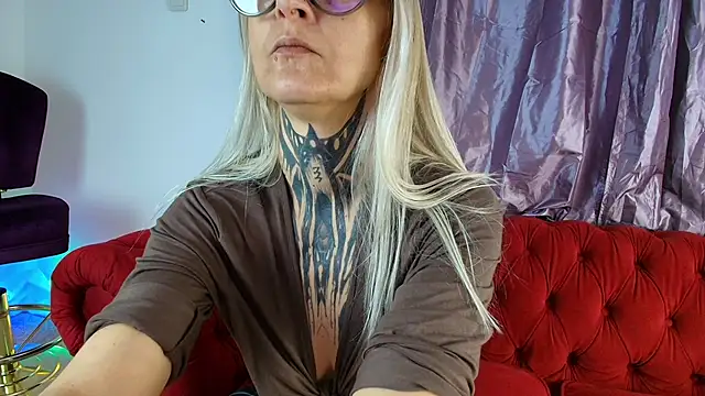 Snapshot of TattooTemptress chatting on November 12, 2025, 5:11 am TattooTemptress online show from November 12, 2025, 5:11 am