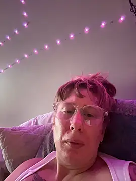 Snapshot of Redriddinghood8 chatting on November 15, 2025, 11:58 am Redriddinghood8 online show from November 15, 2025, 11:58 am