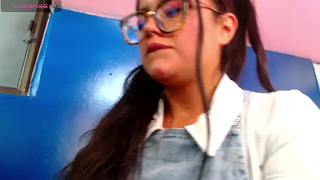 lucy23   online show from November 4, 2025, 2:43 pm