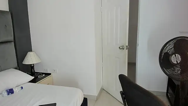 CatleyaSmith online show from December 14, 2025, 12:33 pm