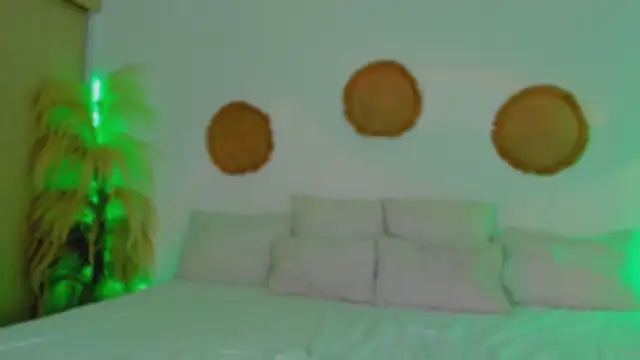 Miia  Jonees online show from November 5, 2025, 1:03 pm