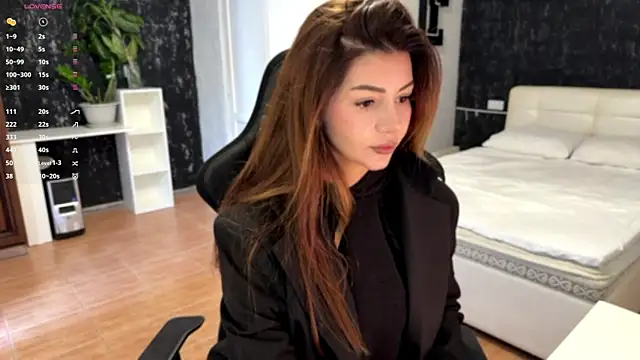 MishelVine online show from November 10, 2025, 10:09 am