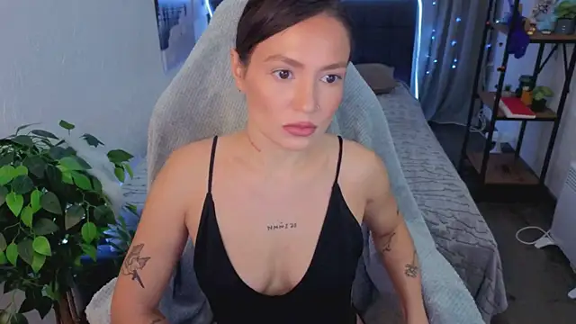 Naila Whisper online show from November 9, 2025, 1:26 pm