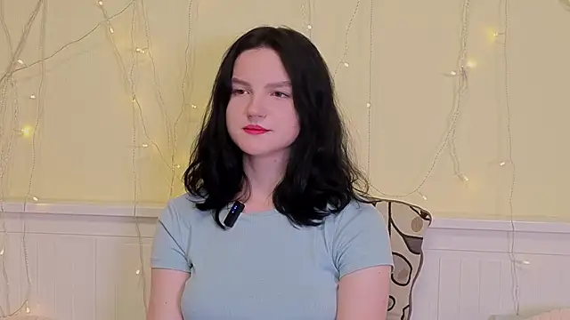 LatinaHuguenin online show from November 15, 2025, 7:45 am