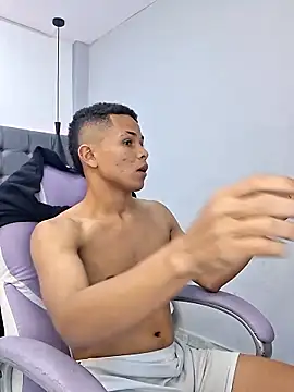 Snapshot of Liams18 chatting on November 14, 2025, 12:58 am Liams18 online show from November 14, 2025, 12:58 am