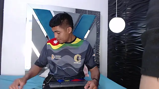 Naty And Maxx online show from December 18, 2025, 8:08 am