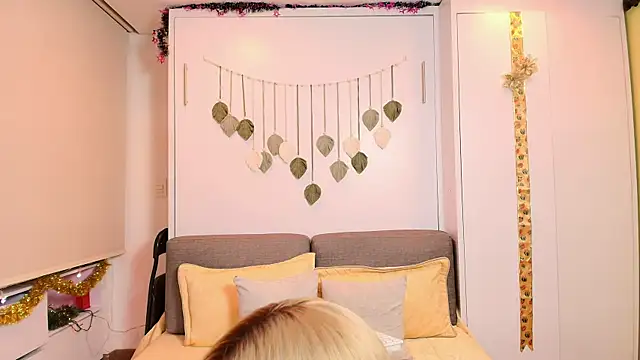 irisrossee  online show from January 15, 2026, 3:21 am