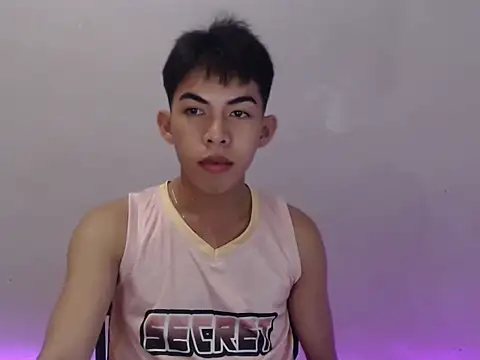 Snapshot of Urhotsilverboy chatting on May 6, 2026, 5:17 pm Urhotsilverboy online show from May 6, 2026, 5:17 pm