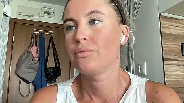 Snapshot of Ameli8 chatting on June 19, 2026, 10:21 am Ameli8 online show from June 19, 2026, 10:21 am