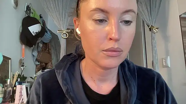 Snapshot of Ameli8 chatting on April 30, 2026, 11:28 am Ameli8 online show from April 30, 2026, 11:28 am