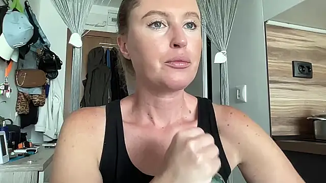 Snapshot of Ameli8 chatting on June 4, 2026, 10:31 am Ameli8 online show from June 4, 2026, 10:31 am