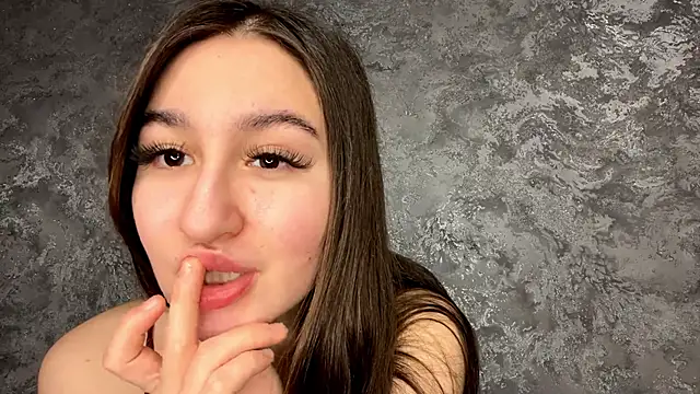 SofiYong online show from December 17, 2025, 3:50 pm