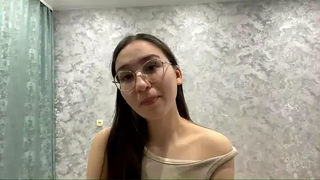 SofiYong online show from November 15, 2025, 6:01 pm