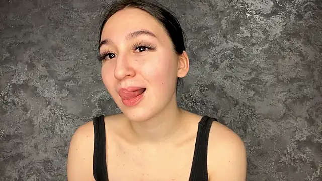 SofiYong online show from December 18, 2025, 4:22 pm