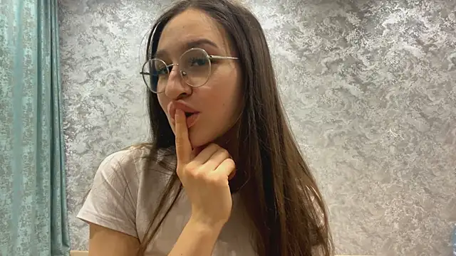 SofiYong online show from November 6, 2025, 4:11 pm