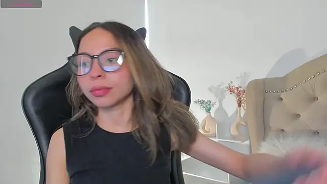 LuluuBerry online show from November 10, 2025, 3:28 pm