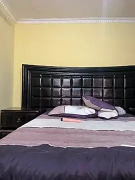 Snapshot of NiaLong21_ chatting on December 2, 2025, 8:32 pm NiaLong21 online show from December 2, 2025, 8:32 pm