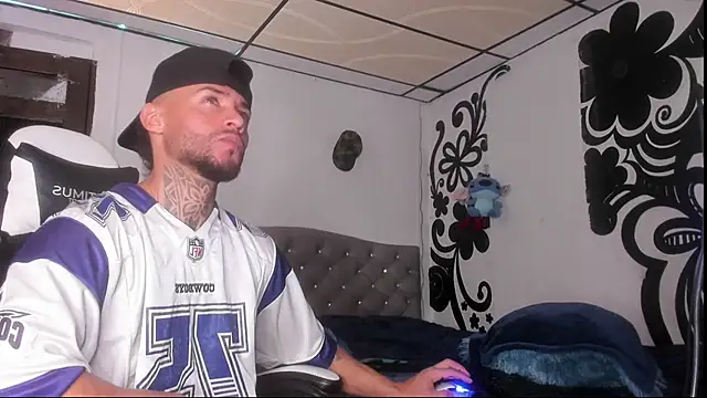 couple-hothot online show from November 19, 2025, 9:26 pm