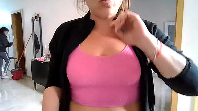 Snapshot of Domiqueen chatting on November 13, 2025, 10:41 am Domiqueen online show from November 13, 2025, 10:41 am