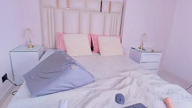 alanarose18 online show from April 19, 2026, 7:16 pm