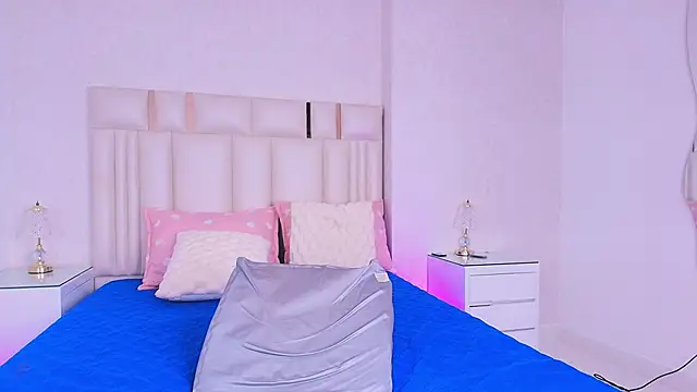 alanarose18 online show from April 15, 2026, 7:18 pm