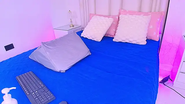 alanarose18 online show from April 17, 2026, 7:17 pm