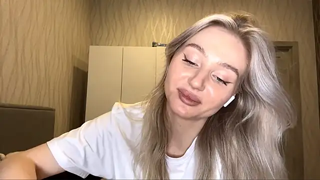 Snapshot of MoonlitCrystalia chatting on November 11, 2025, 5:19 pm MoonlitCrystalia online show from November 11, 2025, 5:19 pm