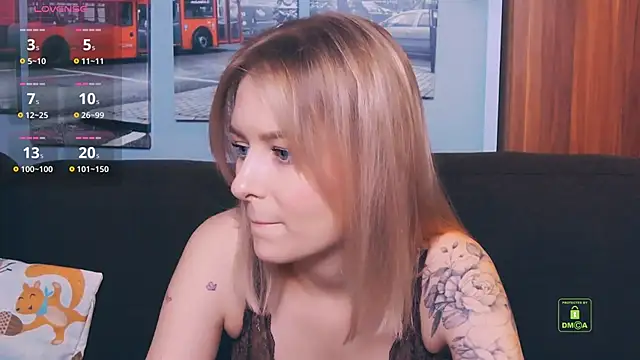 LunaAstra online show from November 12, 2025, 3:38 pm