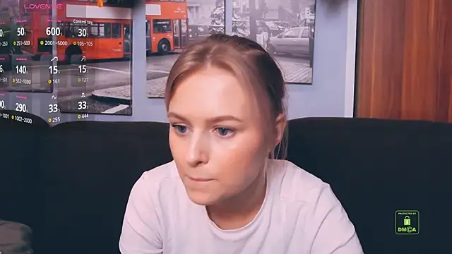 LunaAstra online show from November 9, 2025, 3:49 pm